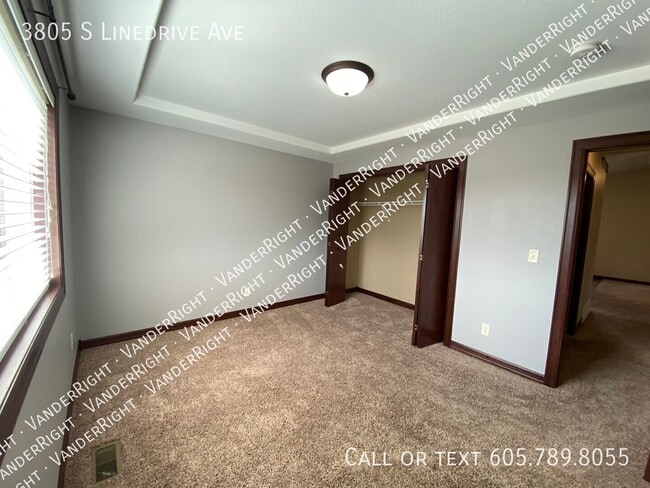 Building Photo - 3805 S Linedrive Ave