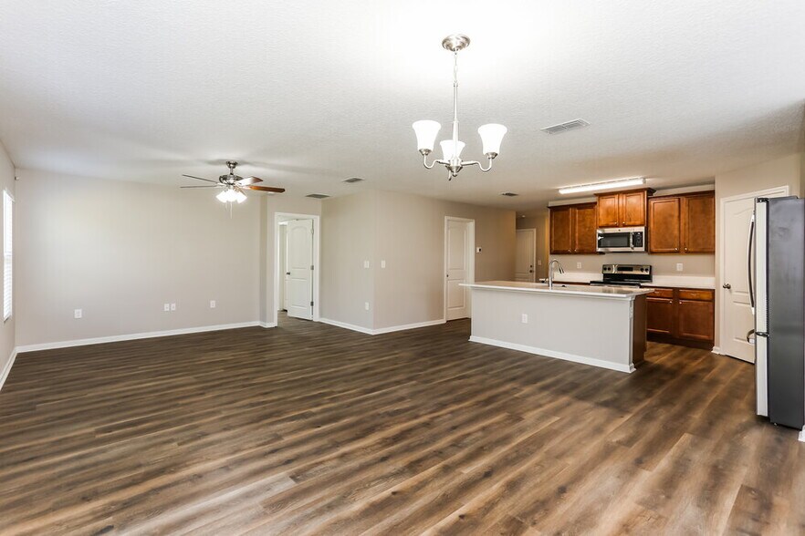 Building Photo - 8769 Oxfordshire Ave E