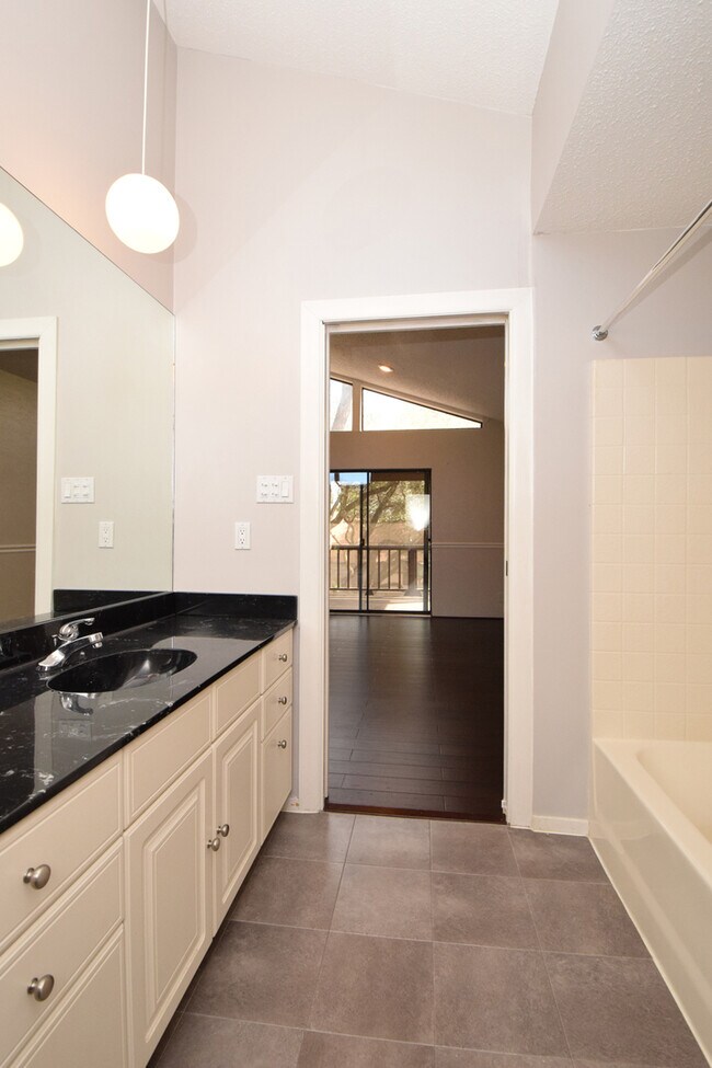 Building Photo - 4/3 w/ Fenced yard & enclosed patio!
