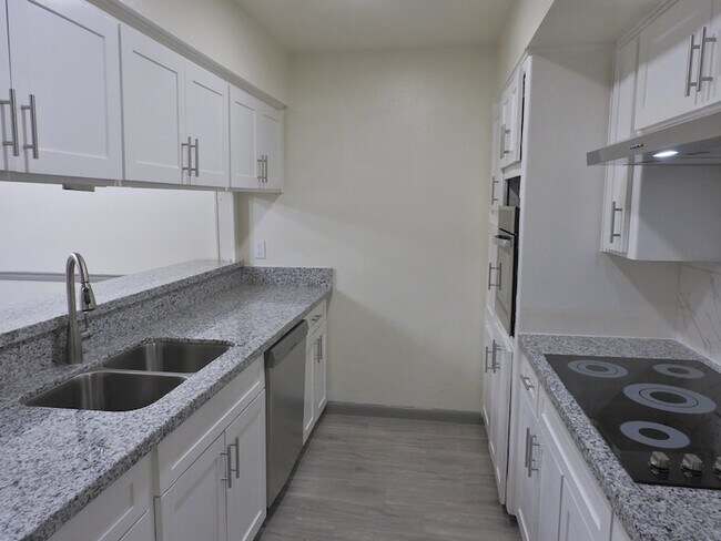 Building Photo - 408 E Coombs St