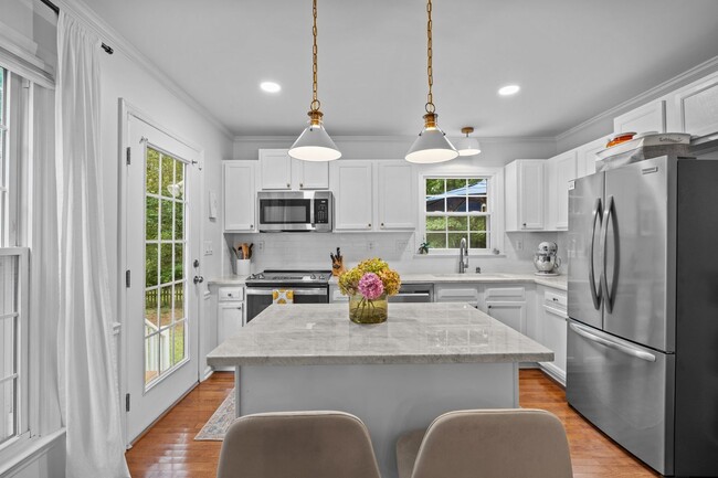 Building Photo - Gorgeous 3 Bedroom Traditional Home Locate...