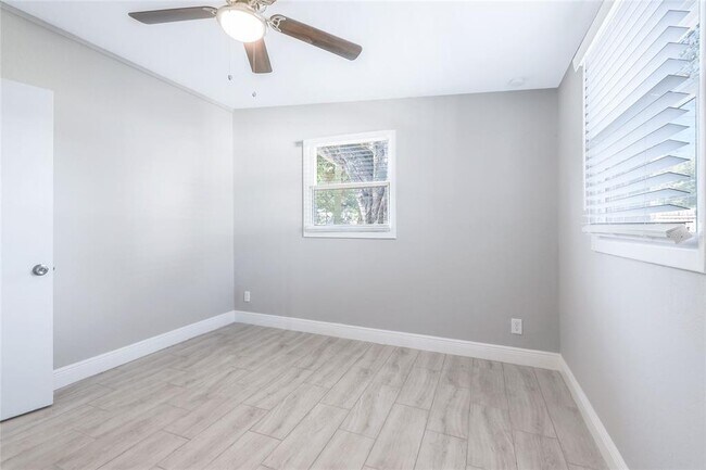 Building Photo - 1325 Windsor Way
