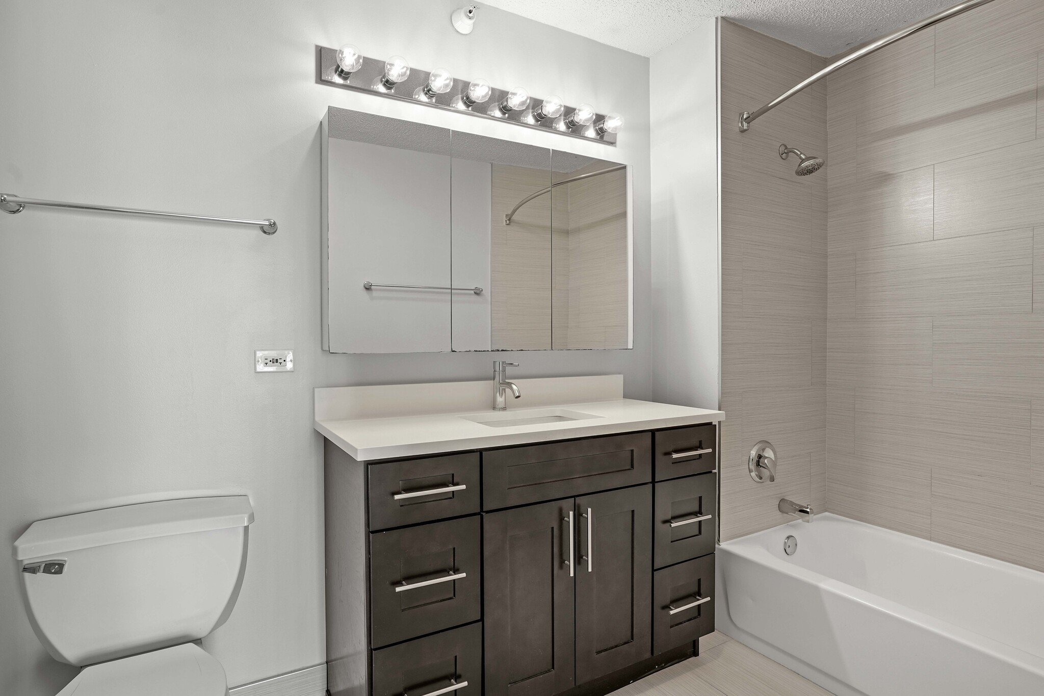 Building Photo - 490 N State St