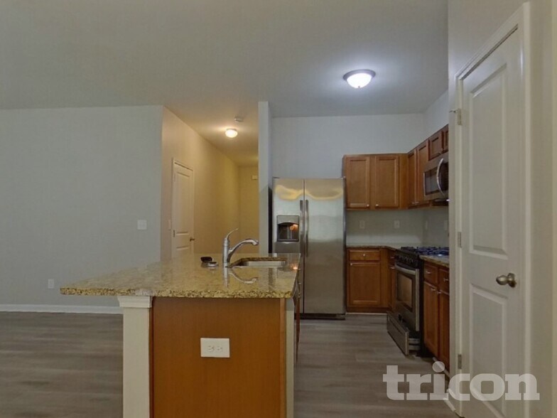 Building Photo - 3333 Lowland Dr