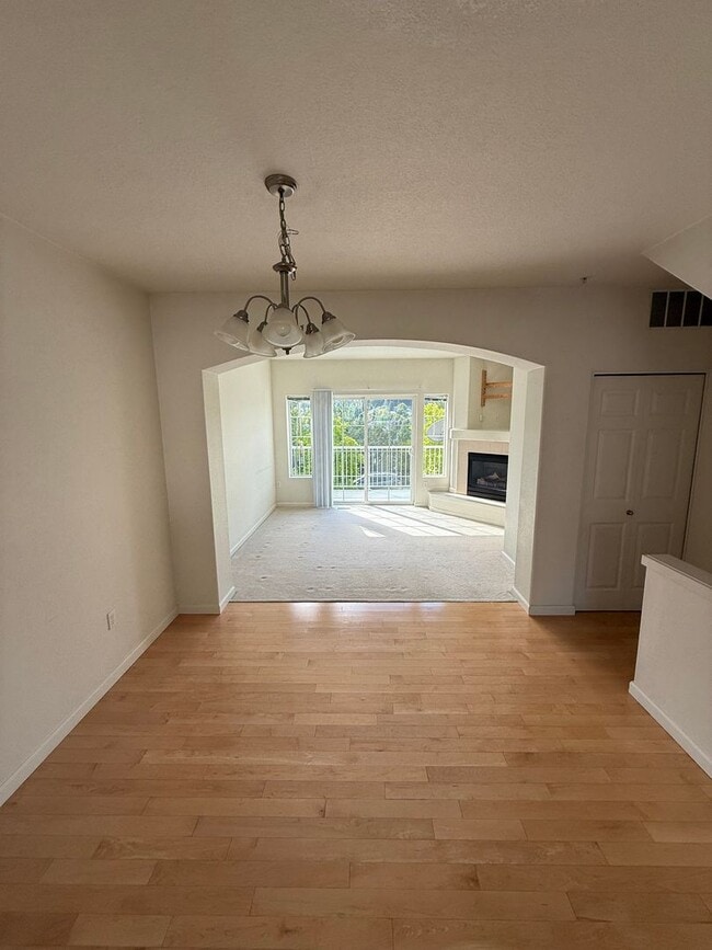Building Photo - Spacious Beaverton Living – Prime Location...