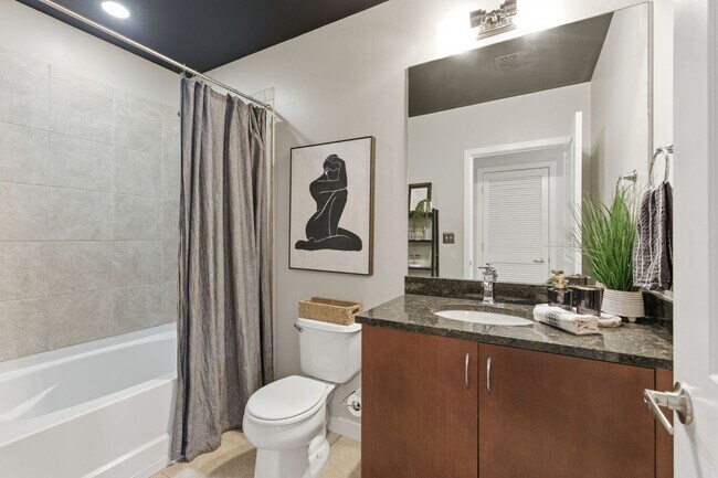 Building Photo - Great price on 9th Floor of Encore Building Downtown Nashville. One Bed One Bath. Resort style am...