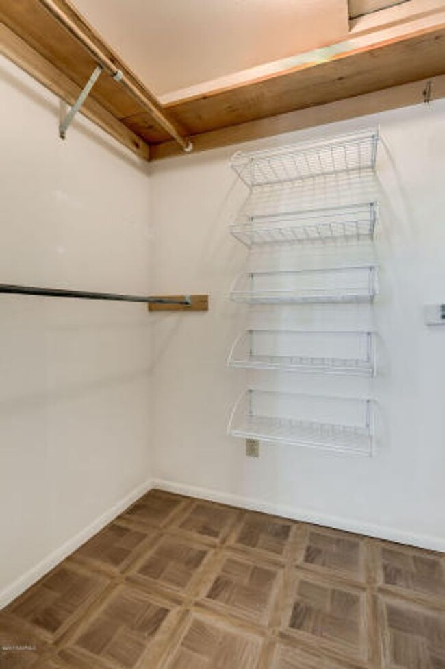 Building Photo - 4 Bed, 2 Bath in CHESHIRE!! Amazing Peak V...