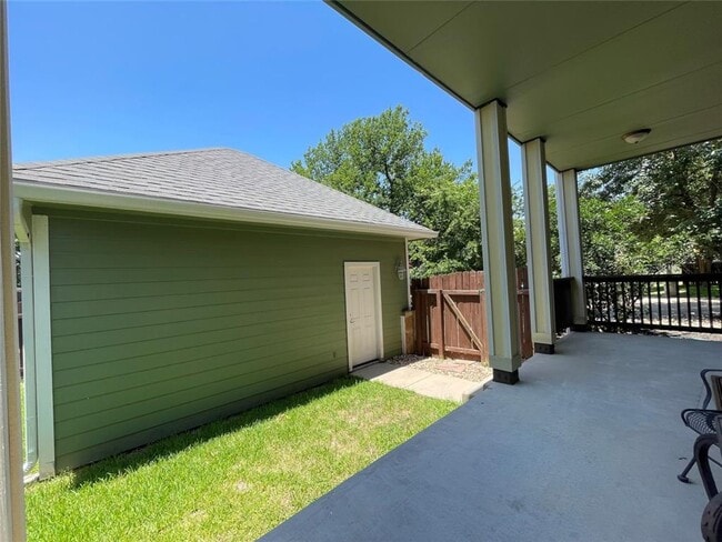 Building Photo - Spacious 2-bedroom, 2.5-bath condo available!