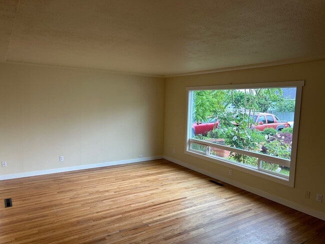 Building Photo - Updated Spacious Home!