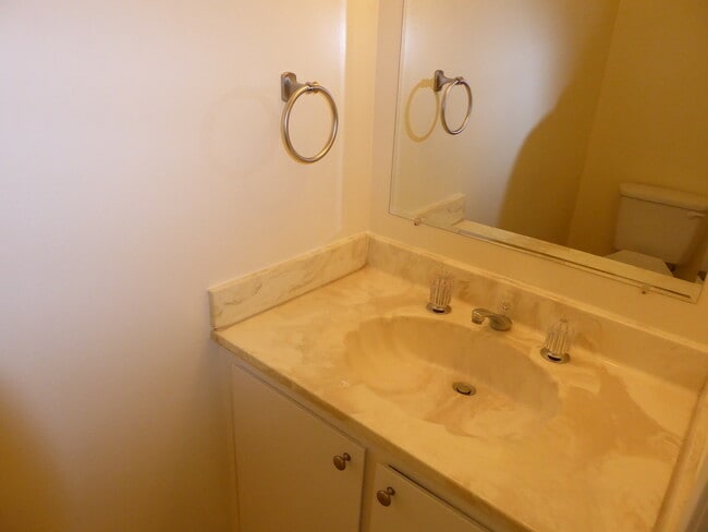 Building Photo - 5B Oak Crest Court