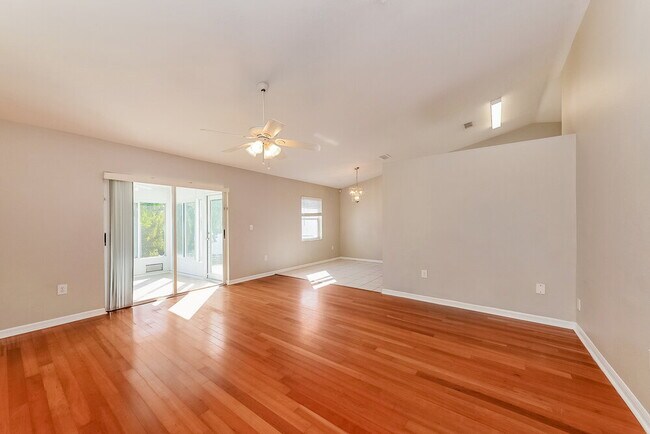 Building Photo - 208 Lookout Dr