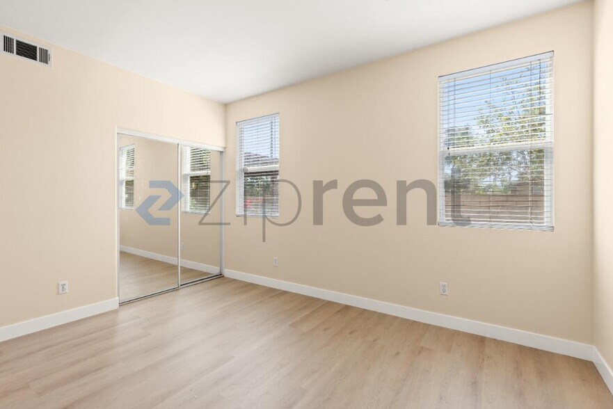 Building Photo - Unit