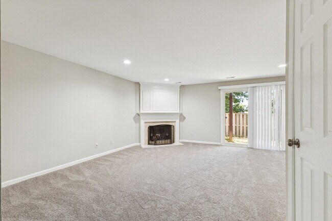 Building Photo - Welcome to this bright and beautifully maintained end-unit townhome in the desirable River Oaks c...