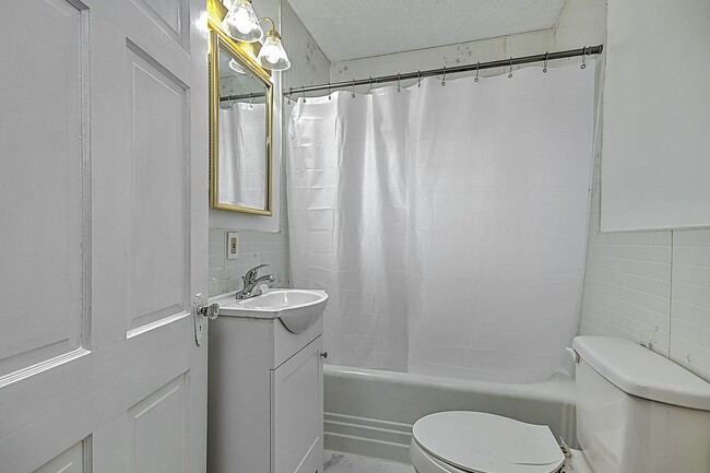 Building Photo - 3 Bdrms +Office / 2 baths Upstairs Apt - K...