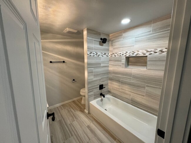 Building Photo - Move in special: Guthry Beautiful 3 bedroom