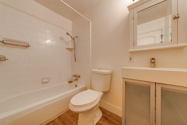 Building Photo - Updated 3-Bedroom Home! Modern Kitchen, Co...
