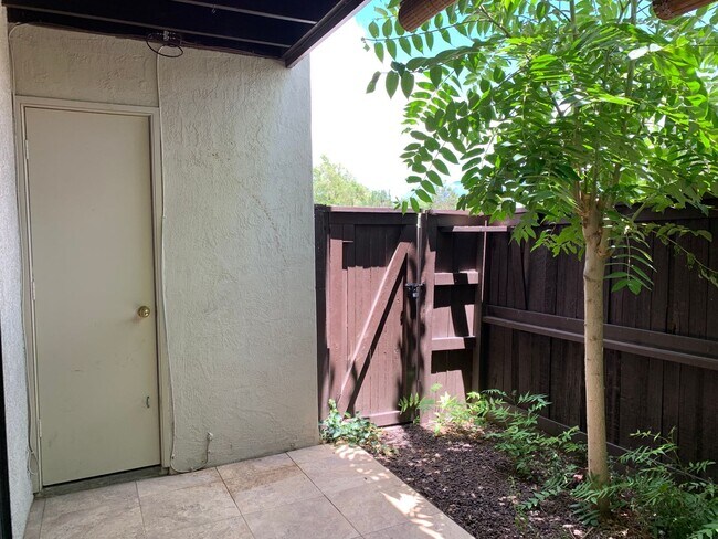 Building Photo - Lovely 2 Bedroom, 2 Bath Condo In The NE!