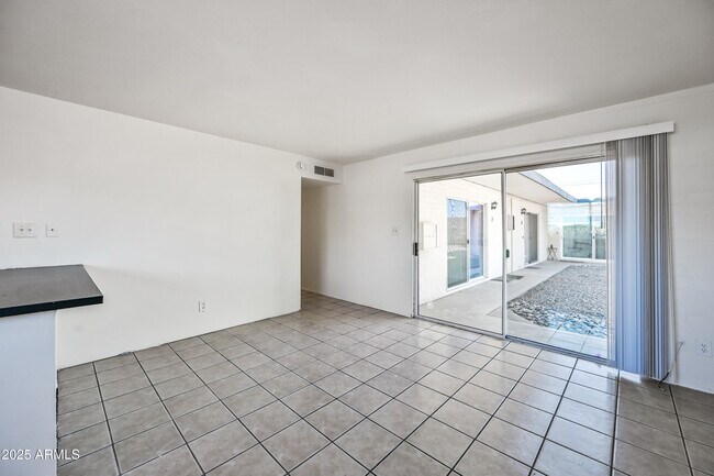 Building Photo - 1710 E Ocotillo Rd