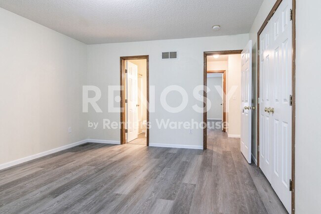 Building Photo - Cute 3 Bed, 2 full bath Townhome in Liberty