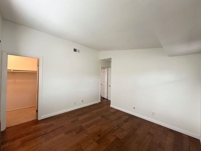 Building Photo - Spacious Townhome with Inviting Large Pati...