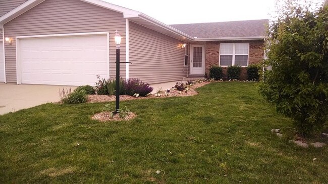 Building Photo - 604B Sunflower St