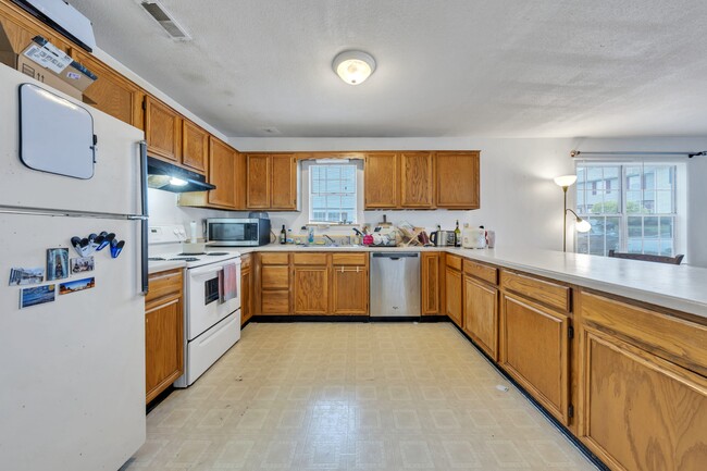 Building Photo - 854 Patrick Henry Dr