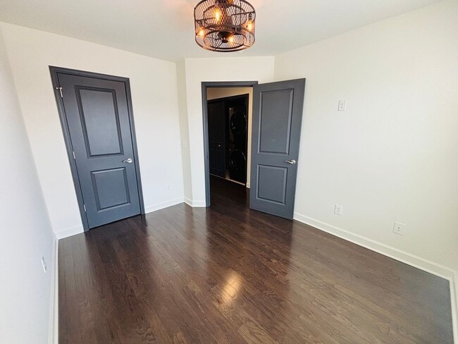 Building Photo - 3-4 Bedroom, 3.5 Bath Townhouse