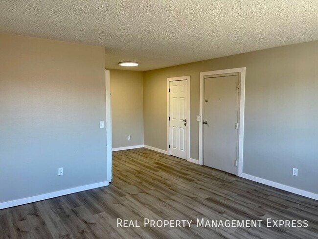 Building Photo - 2 Bedroom Apartment on the West Side