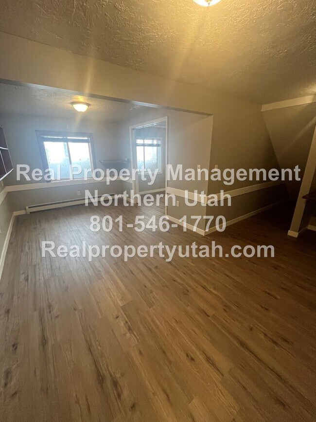 Building Photo - 6 Bed 3.5 Bath Rambler Home in Layton Available!