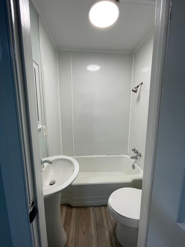 Building Photo - Cozy Upper Unit in Downtown Guyton – 2BR Living with Small-Town Charm