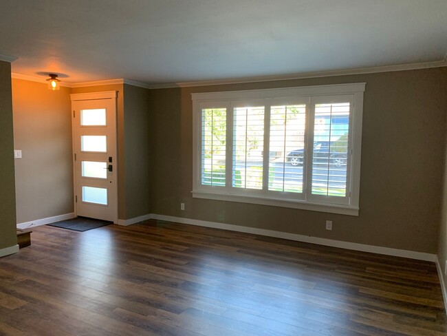 Building Photo - Gorgeously remodeled 2 bed 2.5 bath duplex...