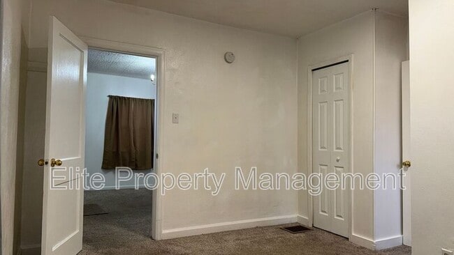 Building Photo - 910 E Mesa Ave