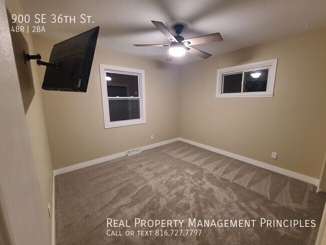 Building Photo - 900 SE 36th St