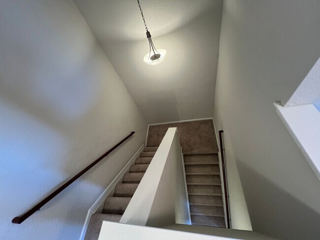 Building Photo - Welcome home - Trilevel H20 Townhome!
