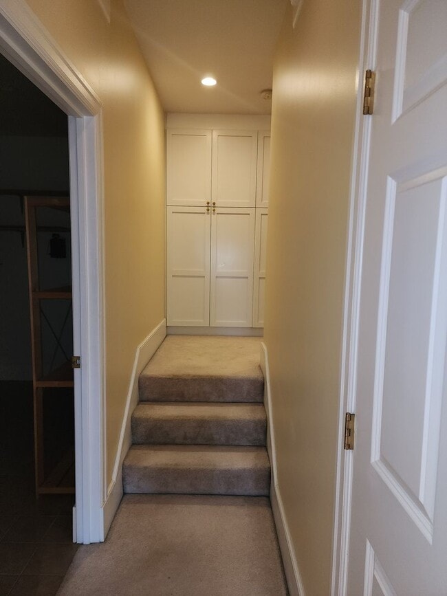 Building Photo - Spacious 3BR/3BA in Sought- After Queen Anne Location