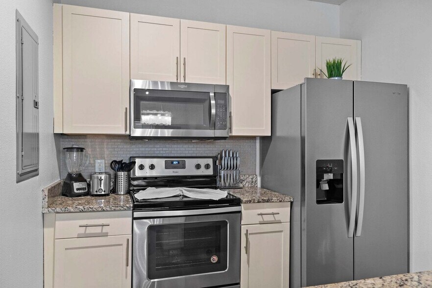 Building Photo - 8939 Shine Dr