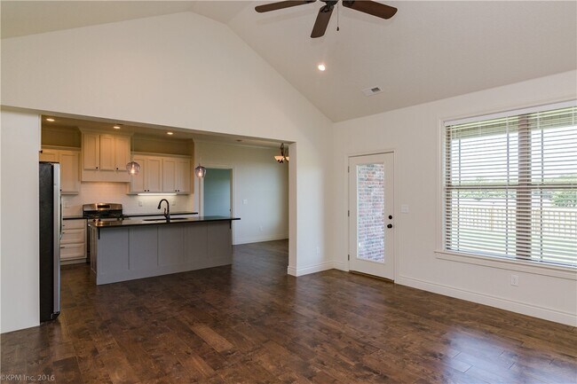 Building Photo - 1620 Sweetbriar Way