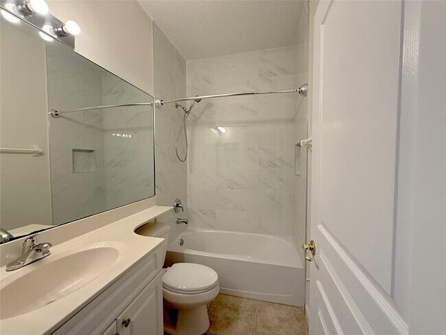 Building Photo - 10495 SW West Park Ave