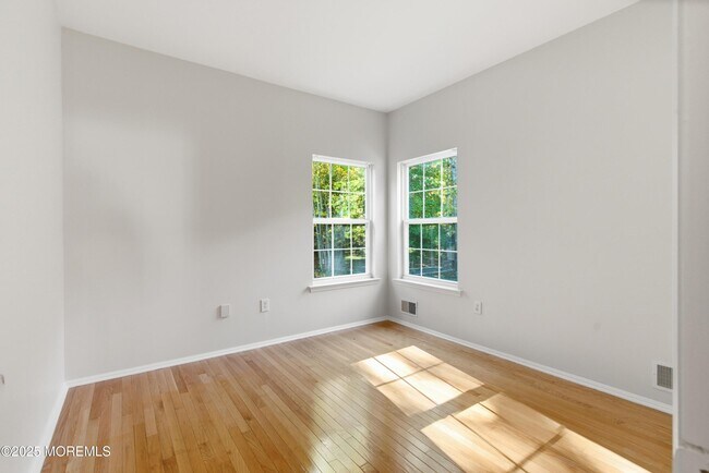 Building Photo - 857 Woodbury Dr