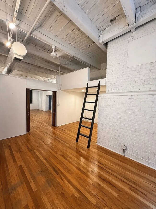 Building Photo - 312 N May St