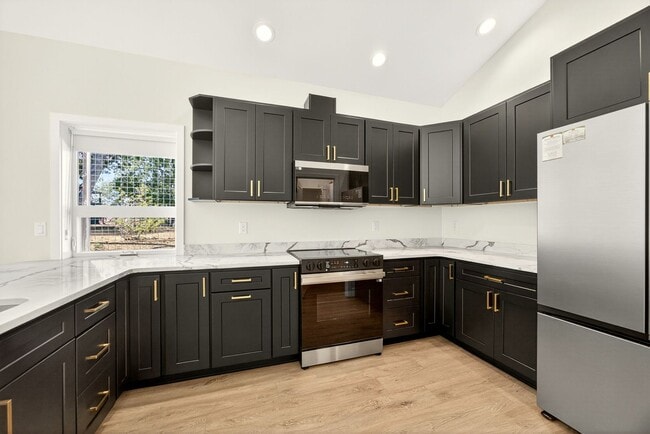 Building Photo - Newly Built Ashland Gem with Fireplace & S...