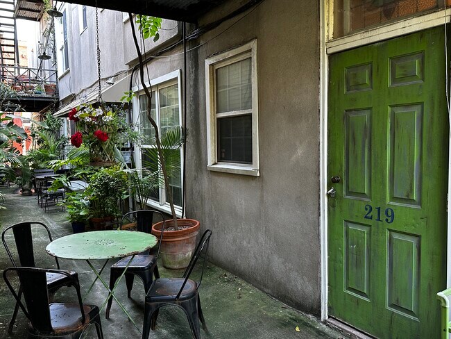 Building Photo - 219 Abercorn St