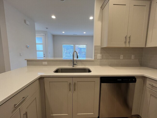 Building Photo - Gorgeous 3BR Home with Open Main Level & Large Primary Suite