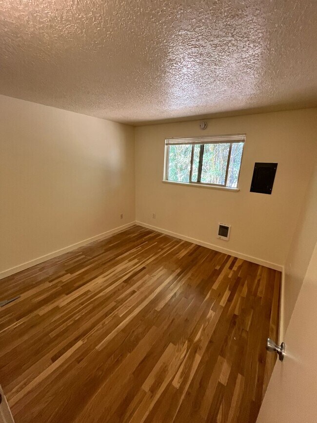 Building Photo - Hardwoods, granite countertops, parking, c...