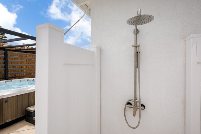 Building Photo - Charming 1BR/1BA Cottage - Private Patio w/ Hot Tub - Walk to the Beach