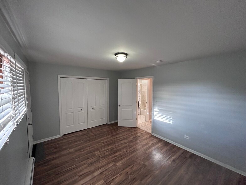 Building Photo - 1101 Holiday Ln