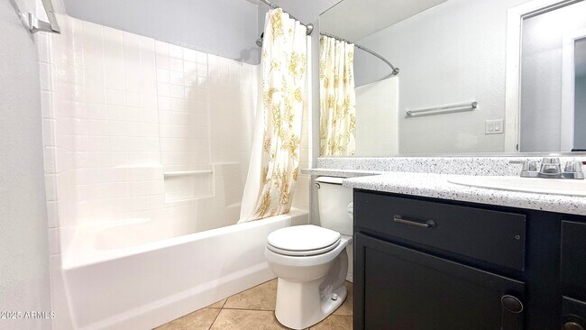 Building Photo - 1103 E Grove St