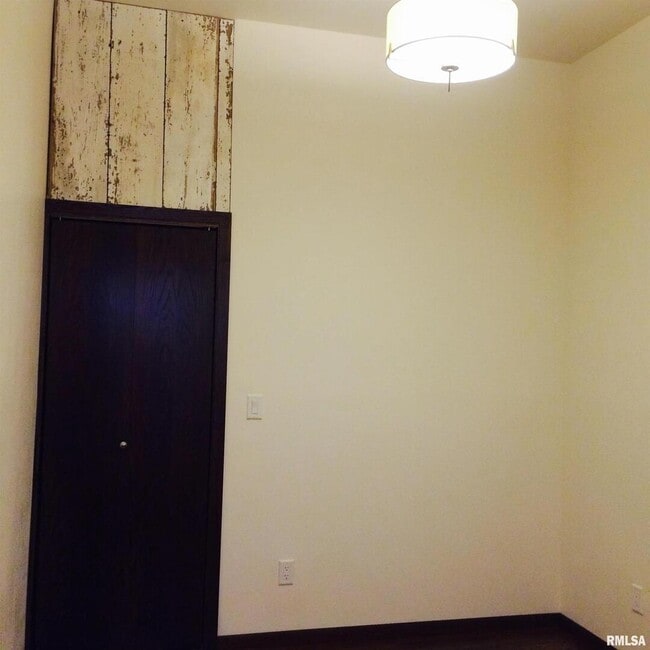 Building Photo - 106 N Main St