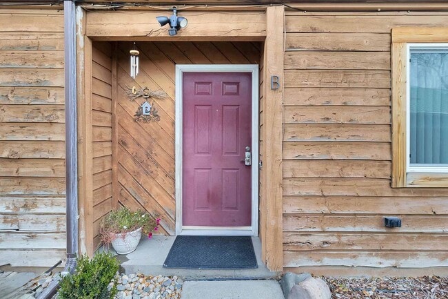 Building Photo - 318 W Second St