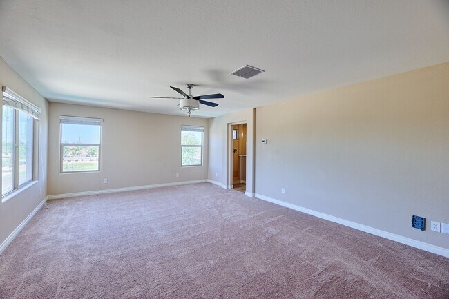 Building Photo - Lynx